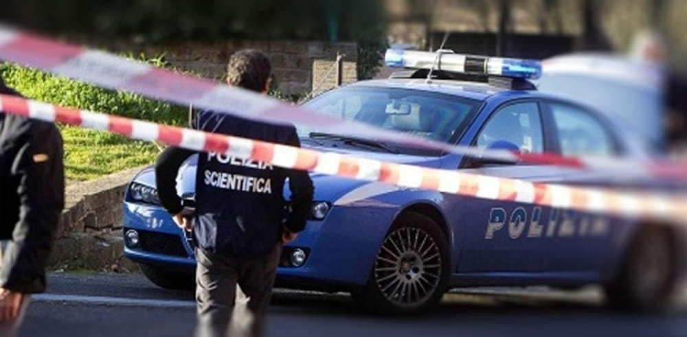 Donna precipita da un palazzo e muore, fermato un uomo