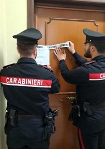 Allacci abusivi alla rete elettrica per creare criptovalute. Danno da 558 mila euro