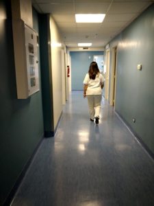 Aggredisce i pazienti e medici dell'ospedale, arrestato