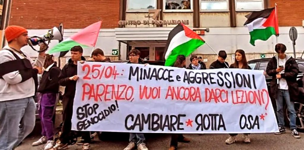 Gli studenti smontano le tende alla Sapienza e protestano sotto La7 contro David Parenzo