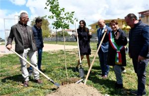 Al parco Tommaso Forti di Fiumicino si piantano 100 nuovi alberi