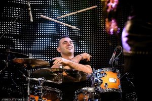 Roberto Pirami al CrossRoads alla batteria dell'Electric Guitarlands Tour 2