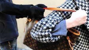 Il ladro seriale che spacca il finestrino delle auto e ruba le borse al semaforo