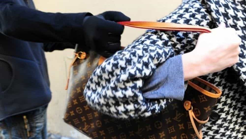 Il ladro seriale che spacca il finestrino delle auto e ruba le borse al semaforo