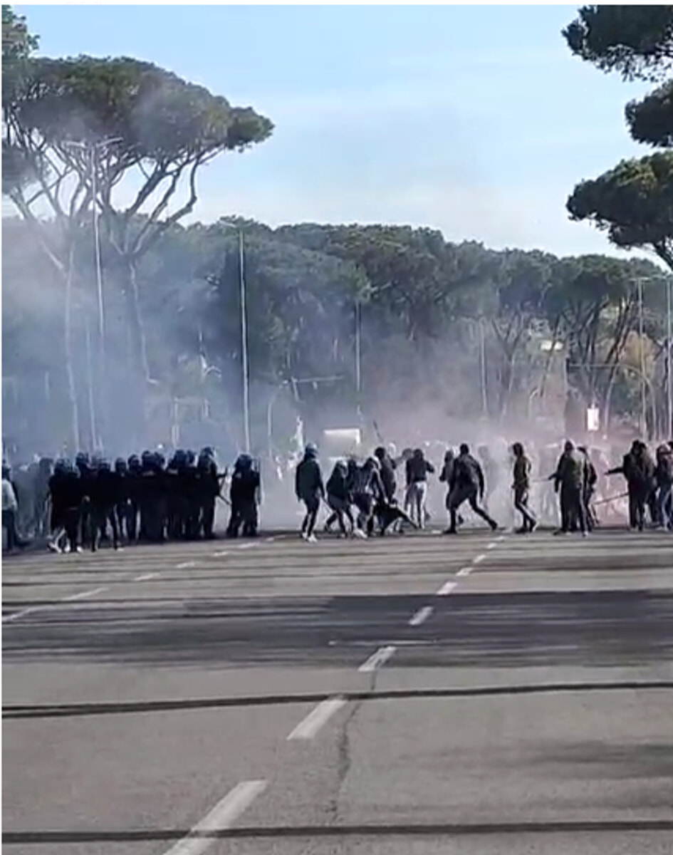 Derby Roma Lazio: il video degli scontri fuori dall'Olimpico