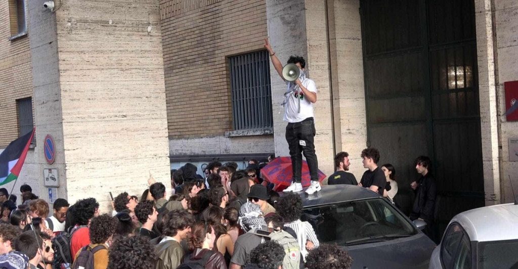 Studenti pro Palestina alla Sapienza: assalto ai commissariati e scontri con la polizia. Due arresti