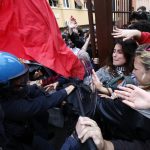 Scontri tra studenti e polizia alla Sapienza dopo il “no” dell’ateneo al boicottaggio di Israele