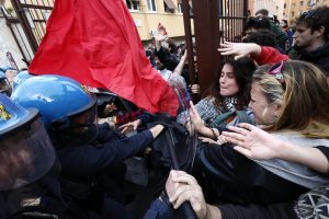 Scontri tra studenti e polizia alla Sapienza dopo il "no" dell'ateneo al boicottaggio di Israele