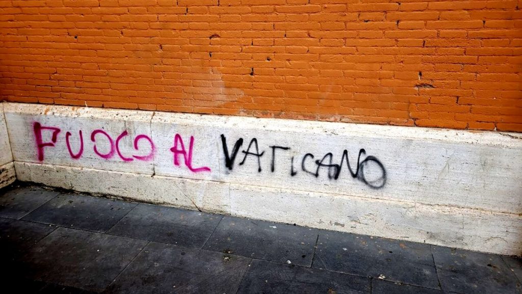 "Fuoco al Vaticano" e "Palestina libera". Imbrattata la facciata della chiesa dell'Immacolata a San Lorenzo