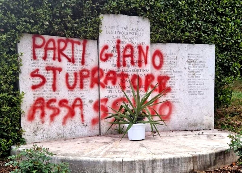 "Partigiano stupratore assassino". Sfregio alla lapide di Forte Bravetta
