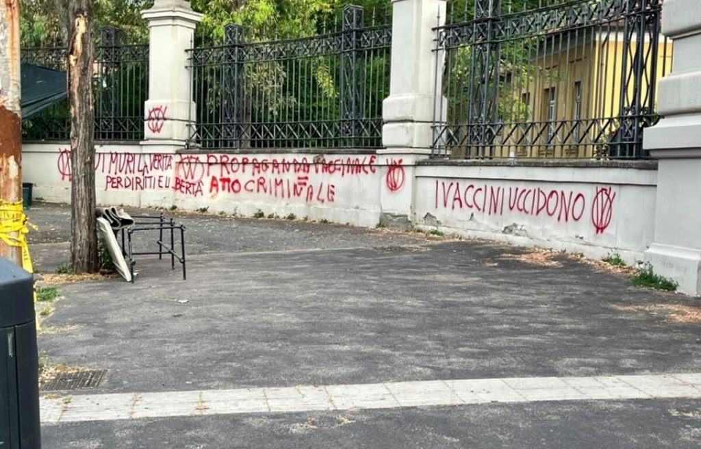 Il delirio dei no-vax colpisce ancora. Attacco sui social allo "Spallanzani"