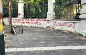 Il delirio dei no-vax colpisce ancora. Attacco sui social allo "Spallanzani"