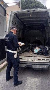 Scarica 300 chili di rifiuti pericolosi davanti alla scuola