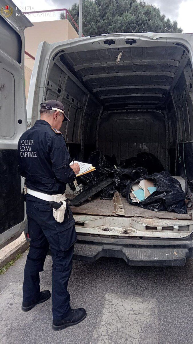 Scarica 300 chili di rifiuti pericolosi davanti alla scuola