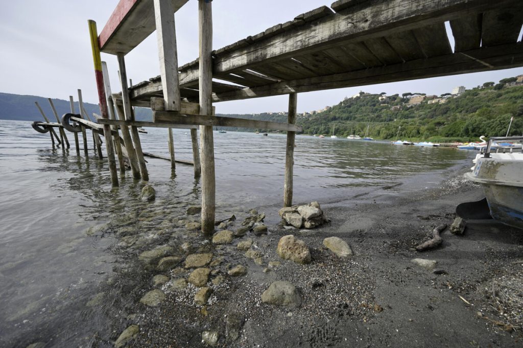Lago Albano,  l’acqua continua a scendere di due centimetri al mese
