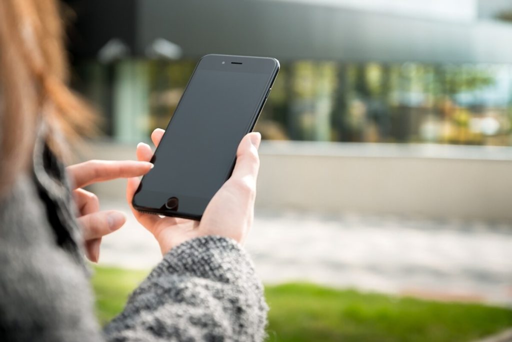 Pigneto: al telefono con un'amica viene rapinata dello smartphone