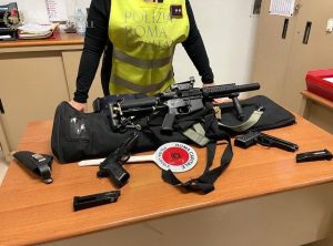 Spara contro un bersaglio in un parco a pochi metri dall'area giochi dei bambini