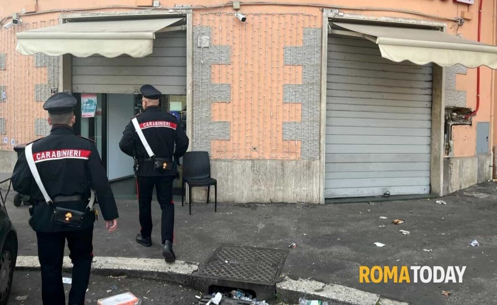 Otto colpi di pistola contro un bar. Il misterioso agguato al Quarticciolo