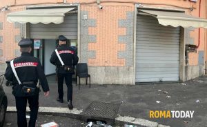 Otto colpi di pistola contro un bar. Il misterioso agguato al Quarticciolo