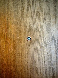 Vicino di casa mette in fuga la ladra d'appartamento