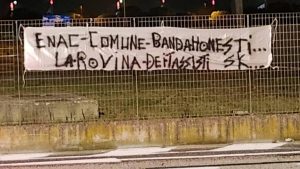 Al "polmone" dei taxi di Fiumicino spunta uno striscione contro l'ordinanza anti furbetti