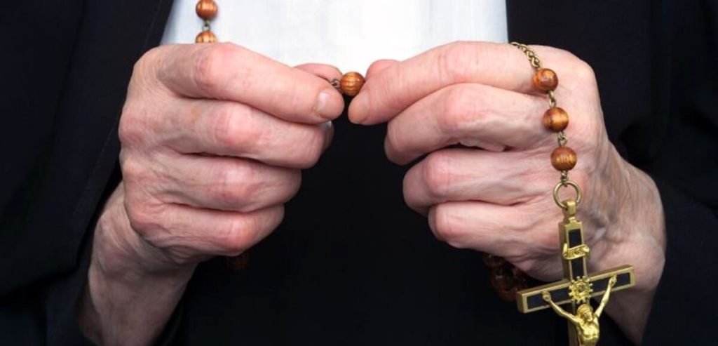 Paura a Termini: rapinatore minaccia di morte una suora con una spranga di ferro