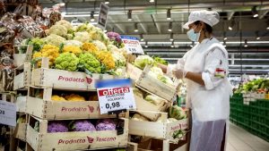 “Precarietà, paghe irregolari e soldi fuori busta. Ecco come si lavora nei supermercati di Roma”