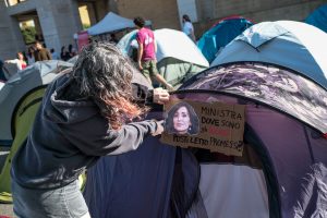 Mille euro per stanze ammuffite, tuguri senza finestre e wifi. Le storie dei fuorisede "espulsi" dal centro