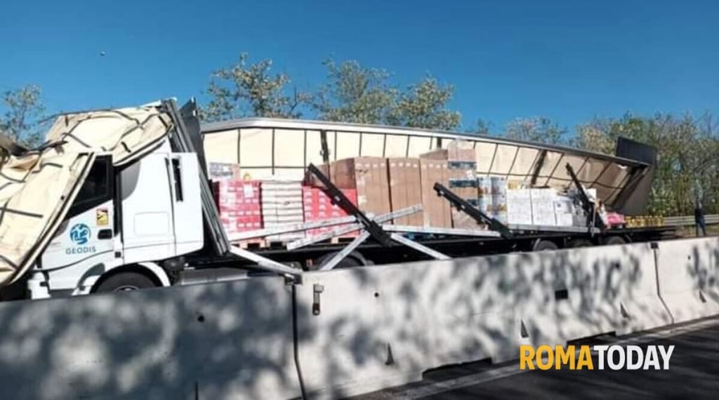 Incidente sulla Pontina, scontro tra due tir: traffico bloccato