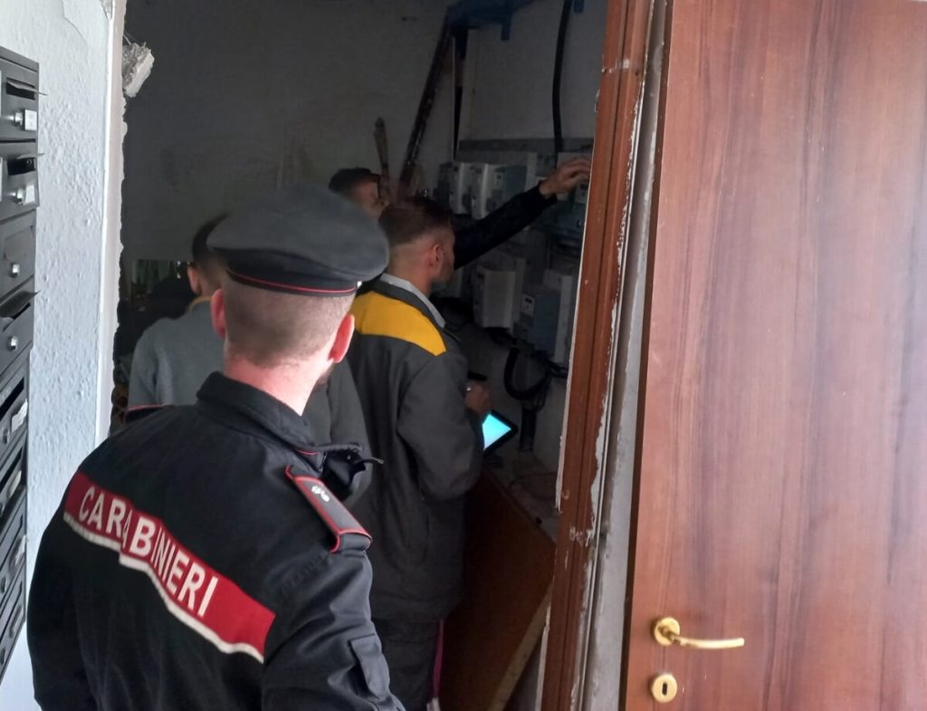 Rubano energia elettrica per illuminare le case nel comprensorio confiscato alla criminalità organizzata
