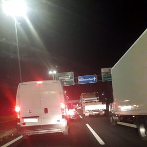 Incidente e incendio sul raccordo anulare, strada chiusa e deviazioni per esercitazione notturna