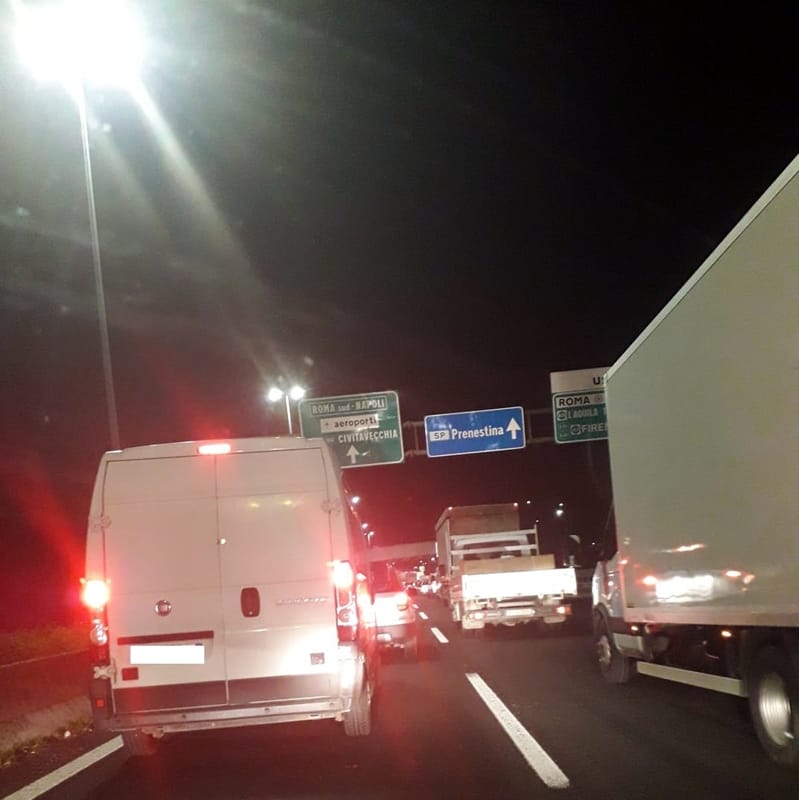 Incidente e incendio sul raccordo anulare, strada chiusa e deviazioni per esercitazione notturna