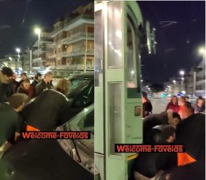 Parcheggia l'auto sui binari, le persone cercano di spostarla per far passare il tram