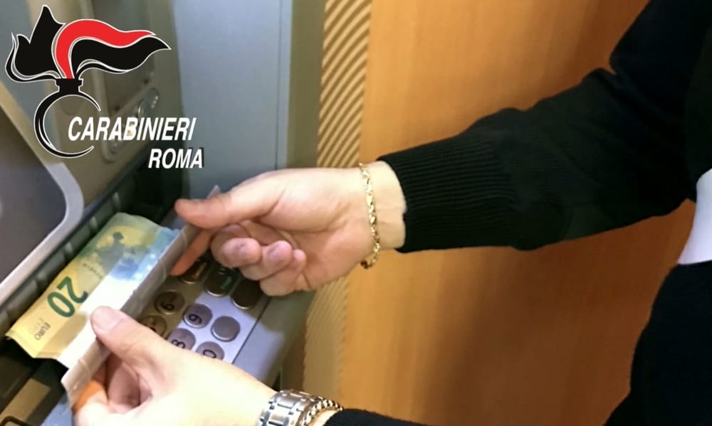 Prelevano denaro con i bancomat appena rubati, negli slip di una ladra nascosti 425 euro
