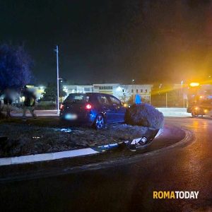 Ubriaco alla guida si schianta contro muretto poi scappa e investe carabiniere