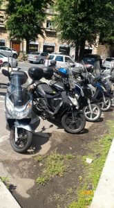 Ripuliscono i sottosella dei motorini, bloccati mentre erano al "lavoro"