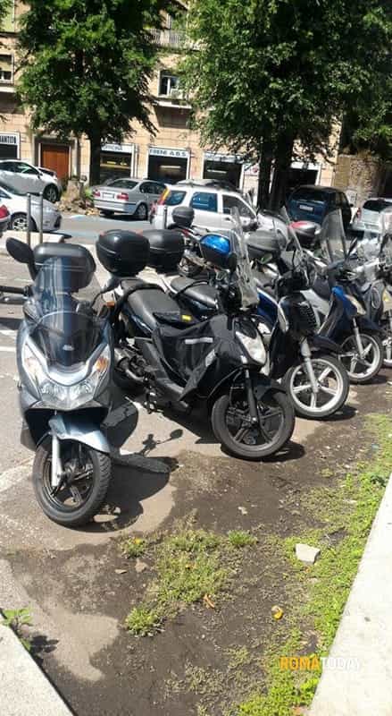 Ripuliscono i sottosella dei motorini, bloccati mentre erano al "lavoro"