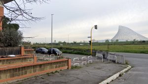 All'ombra della "Vela" la viabilità resta critica. Chiesto l’intervento del Comune: "Togliete i new jersey"