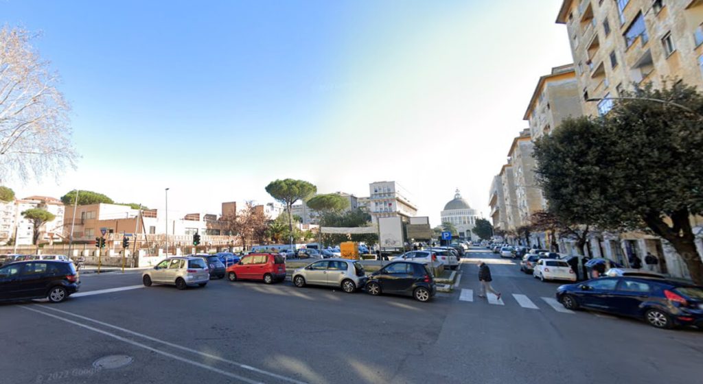 Il truffatore del Tuscolano: si getta sotto le auto e chiede risarcimenti a donne e anziani