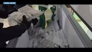 VIDEO | Mille chili di hashish nascosti nel congelatore e nel sottoscala