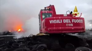 VIDEO | Il cimitero di pneumatici bruciati nella discarica incendiata ad Ardea