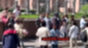 VIDEO | Rissa a colpi di bastone al Colosseo davanti ai turisti, le immagini delle violenze