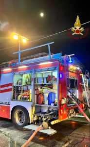 Via Marmorata, cumulo di foglie secche fa scoppiare incendio sul tetto del tram