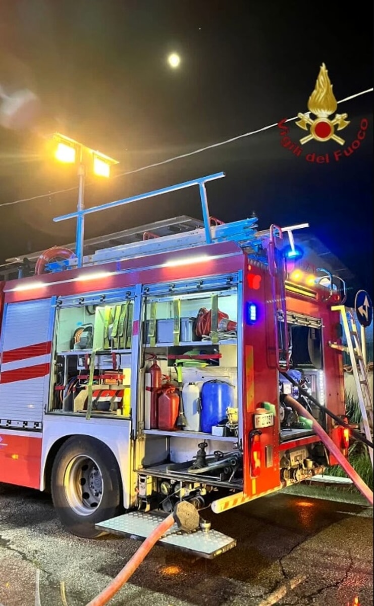 Via Marmorata, cumulo di foglie secche fa scoppiare incendio sul tetto del tram