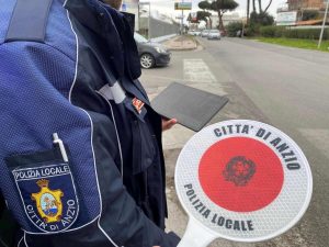 Alla guida dell'auto con patente falsa e droga