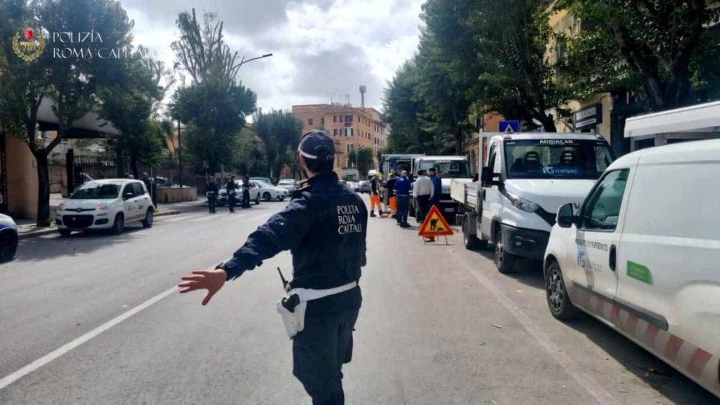 Fuga di gas in strada: evacuata una palazzina e chiusi i negozi