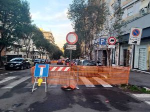 Voragine in via Dulceri, in corso le verifiche di Acea. Intanto scoppia il caso cassonetti