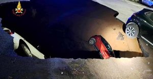 Nuovi crolli in via Sestio Menas, la voragine si allarga ancora. "Difficile intervenire"