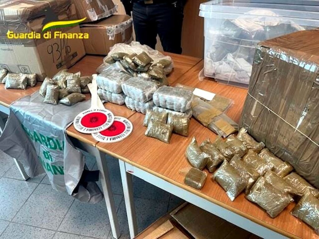 Scoperta centrale dello spaccio di droga: sequestrati 90 chili di hashish. Tre arresti