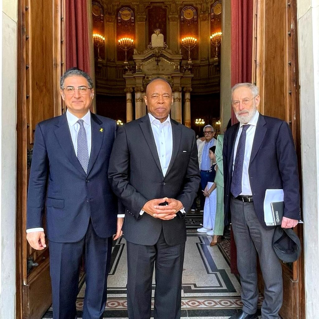 Il sindaco di New York visita la sinagoga e il quartiere ebraico di Roma